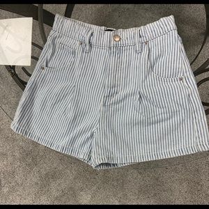 Striped pleated high-waisted shorts